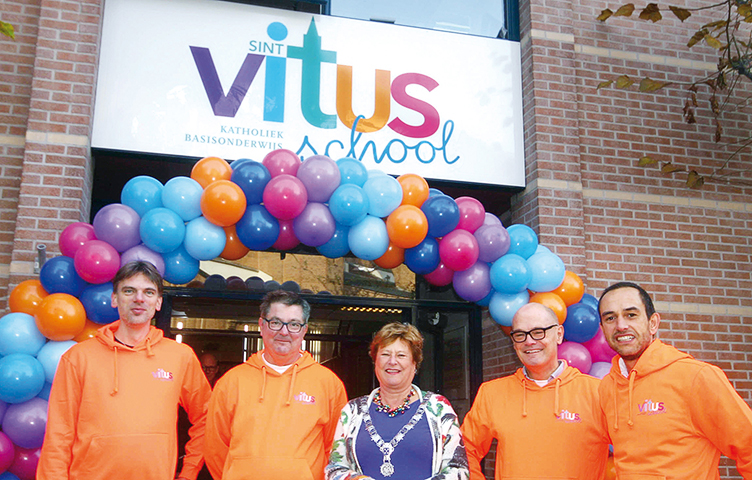 logo onthulling st vitusschool 2015